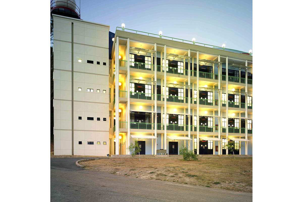 exterior-columns-laboratory